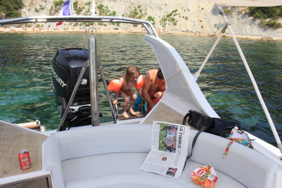 Balade en bateau gratuite pour les enfants de 2 à 5 ans avec l'Eden Boat au départ de Cassis, La Ciotat