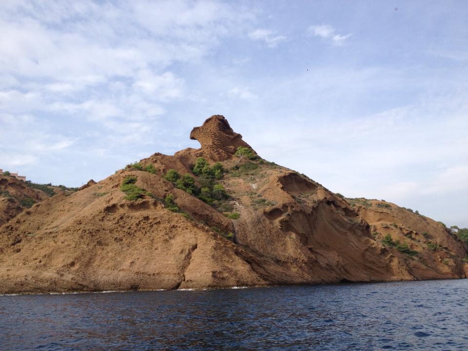Naviguez au cœur de la roche sableuse éblouissante des Calanques de La Ciotat avec L'Eden Boat, pour une immersion totale dans la beauté méditerranéenne