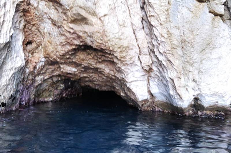 L'Eden Boat : Visitez les Grottes Bleues de Marseille lors de notre inoubliable excursion en bateau dans le Parc National des Calanques