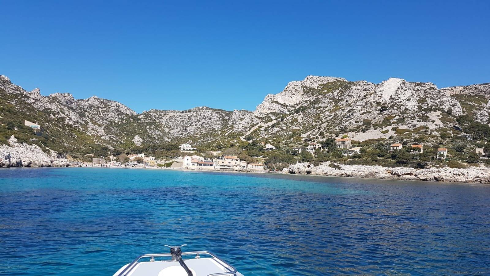 Location de bateau pour visite privée et baignade dans les Calanques de Sormiou à Marseille